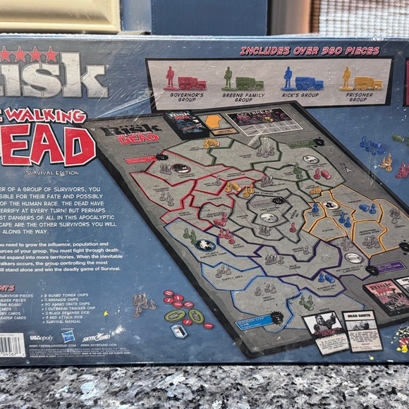 π§ββοΈ Risk: The Walking Dead β Survival Edition (BRAND NEW & SEALED!) π§ββοΈ - Picture 11 of 16